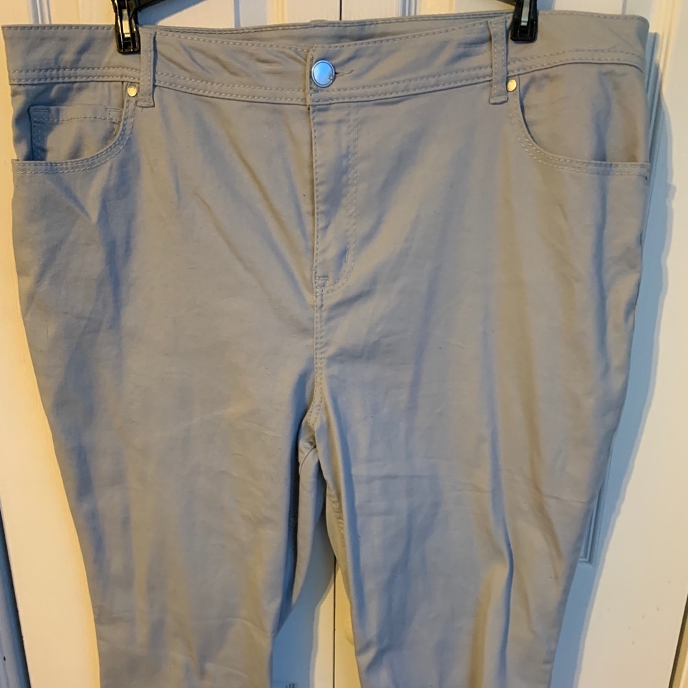 Avenue Butter Denim Capris